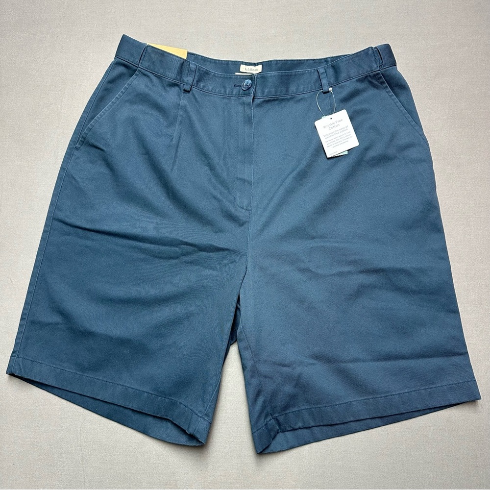 *NWT * L.L. Bean Original Fit Navy Women’s Chino Shorts Size 18